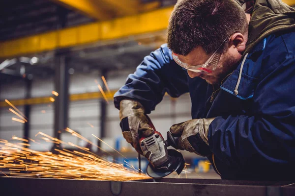 Beschäftigter Arbeiter in Fabrik — Stockfoto