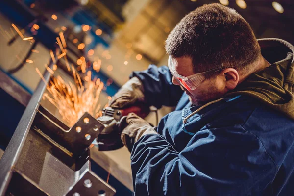 Obrero ocupado en fábrica — Foto de Stock