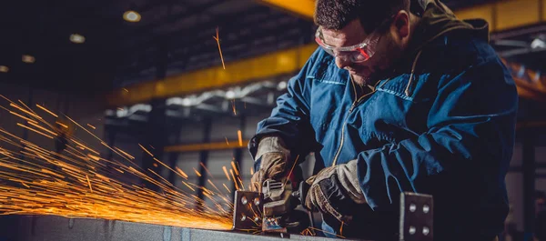 Arbeiter mit Schutzbrille — Stockfoto