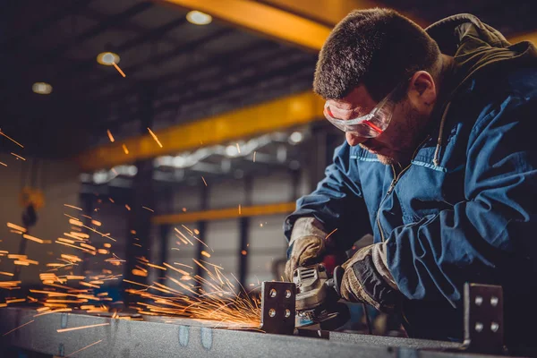 Trabalhador Usando equipamentos industriais — Fotografia de Stock