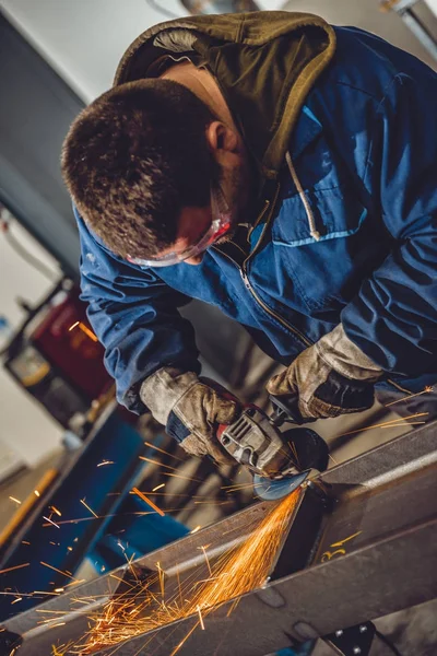 Pekerja Menggunakan peralatan industri — Stok Foto