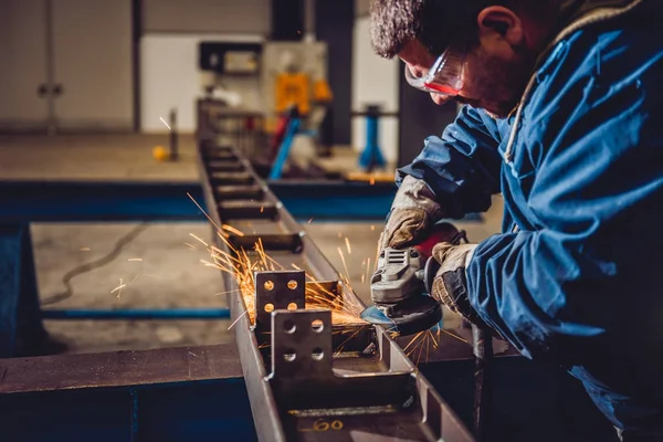 açılı taşlama kullanan adam