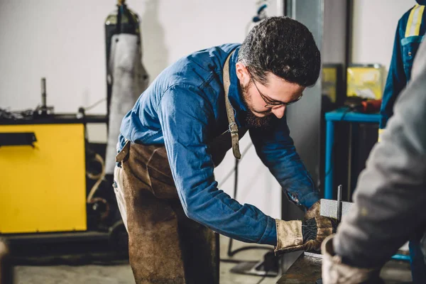 Schweißer, der den Winkel der geschweißten Materialien überprüft — Stockfoto