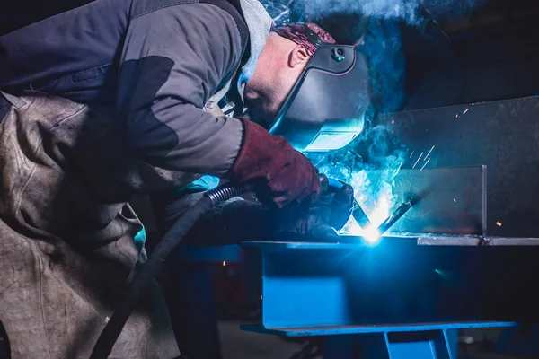 Soldador industrial con antorcha — Foto de Stock