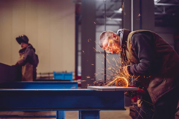 Arbeiter mit Winkelschleifer — Stockfoto