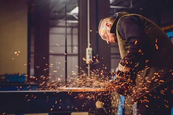 Arbeiter mit Winkelschleifer — Stockfoto