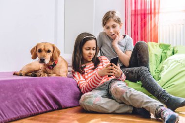 küçük sarı köpek kızlarla 