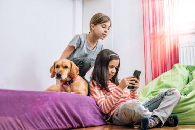 küçük sarı köpek kızlarla 