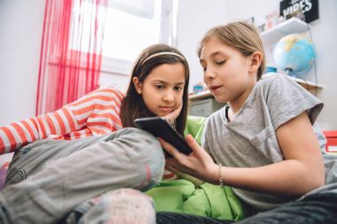 İki kız akıllı telefon kullanma
