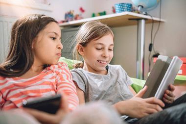 Kızlar dijital tablet kullanma