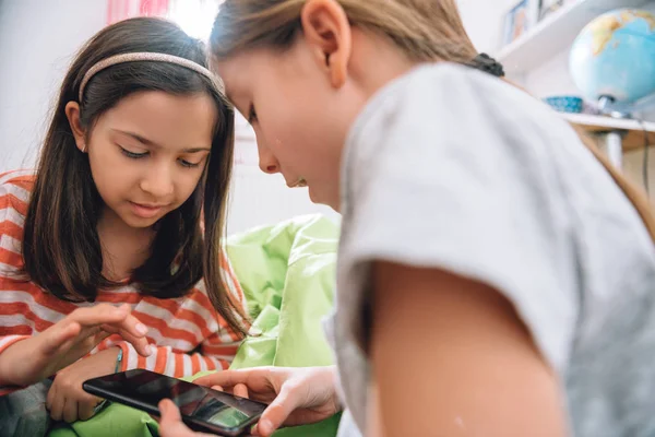 Due ragazze che utilizzano smart phone — Foto Stock