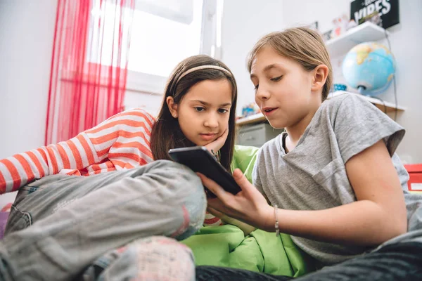 Due ragazze che utilizzano smart phone — Foto Stock