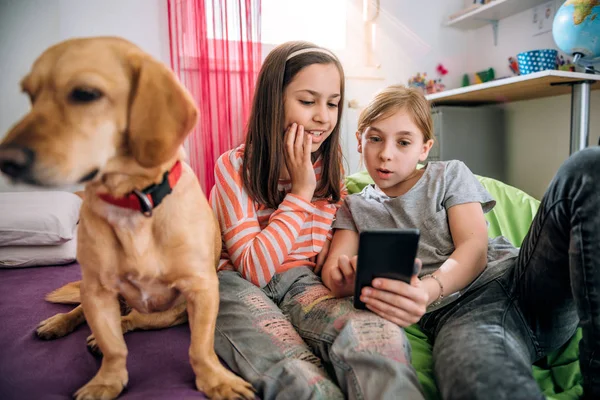 Zwei Mädchen mit Smartphone — Stockfoto