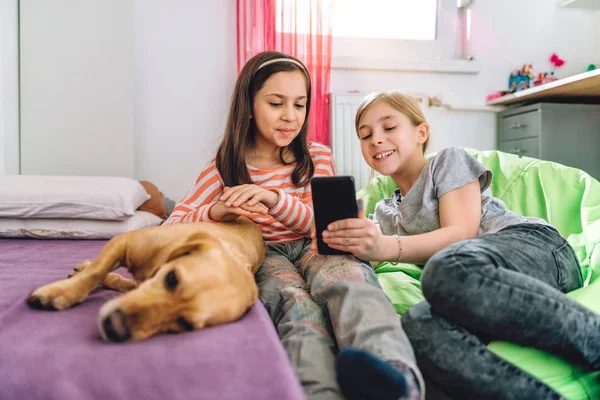 Filles assises dans la chambre des enfants — Photo