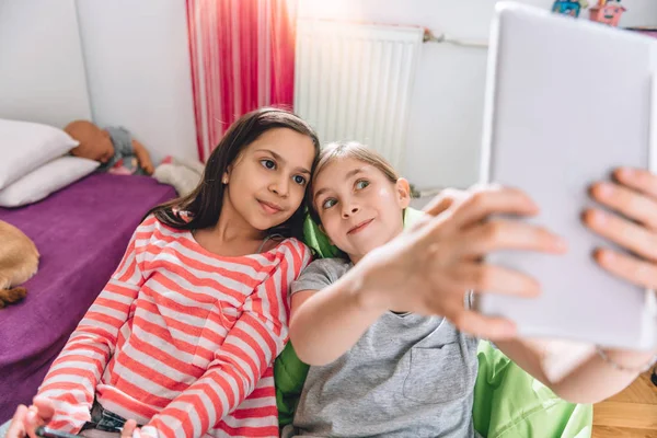 Deux filles prenant selfie — Photo