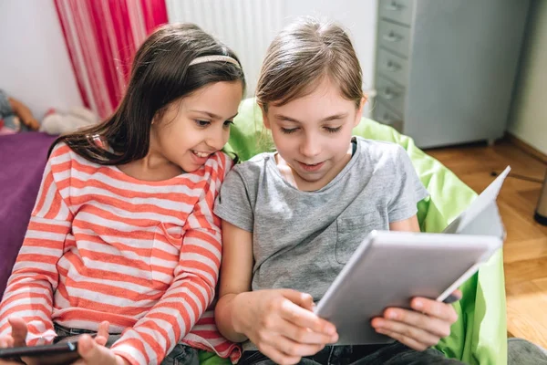 Girls using digital tablet — Stock Photo, Image