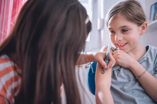 Ragazze che scrivono tatuaggio con penna — Foto Stock