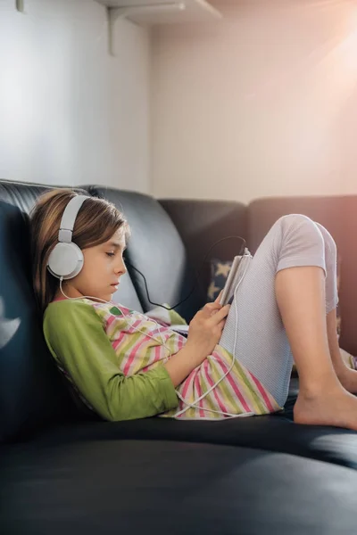 Girl Sitting Black Sofa Using Tablet Listening Music — Stock Photo, Image