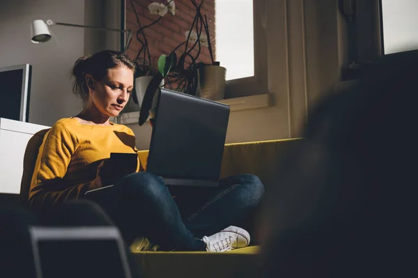 Mulher Usando Suéter Amarelo Sentado Sofá Amarelo Usando Laptop Casa — Fotografia de Stock