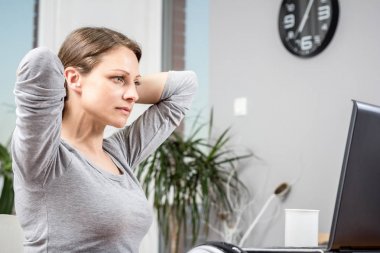 Evde office germe genç kadın fotoğrafı