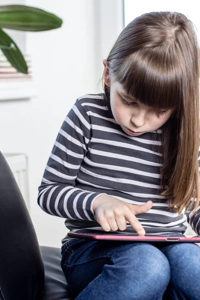 Bambina Che Gioca Tablet Digitale — Foto Stock