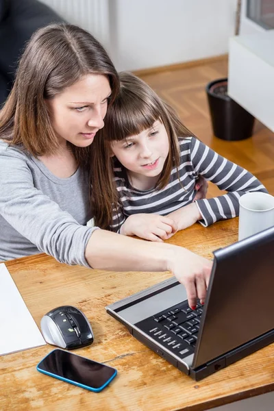 Zdjęcie Matki Wskazując Laptopa Córka — Zdjęcie stockowe