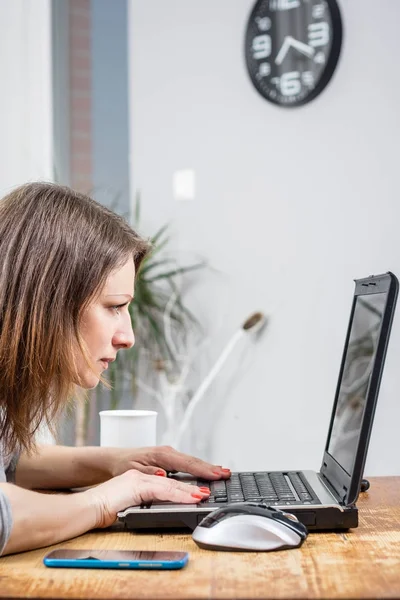 Foto Jovem Mulher Negócios Olhando Para Laptop — Fotografia de Stock