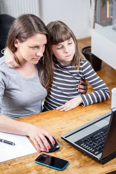 Foto Unga Företag Kvinnliga Med Dotter Arbetar Hemma — Stockfoto