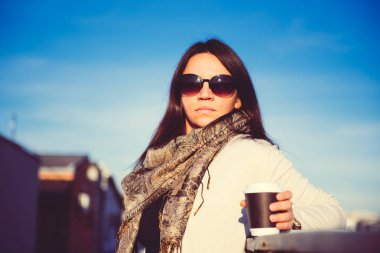 Kadın kahve bir çatı üzerinde