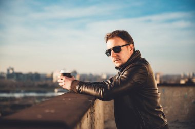 Adam çatıda kahve içme