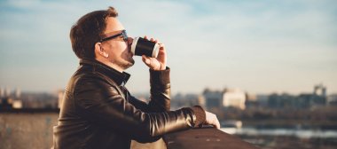 Adam çatıda kahve içme