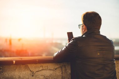 Akıllı telefon kullanan adam