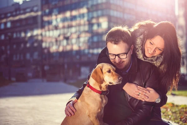 Glückliches Paar mit Hund — Stockfoto