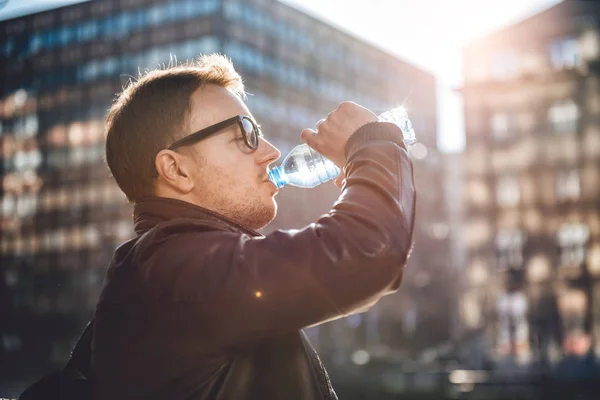 Homem bebendo água na cidade — Fotografia de Stock