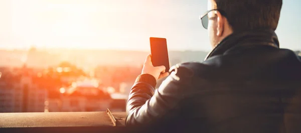 Hombre Con Chaqueta Cuero Gafas Sol Usando Smartphone Pie Azotea —  Fotos de Stock