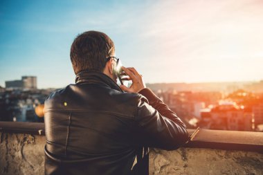 smartphone üzerinde konuşan adam