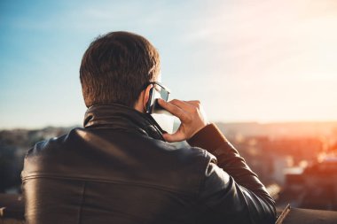 akıllı telefonda konuşan adam