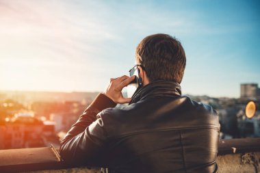 akıllı telefonda konuşan adam