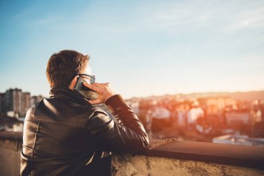 smartphone üzerinde konuşan adam