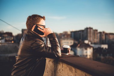 Akıllı telefondan konuşan adam.