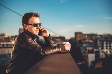 akıllı telefonda konuşan adam