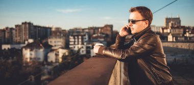 akıllı telefonda konuşan adam