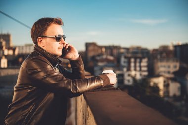 akıllı telefonda konuşan adam