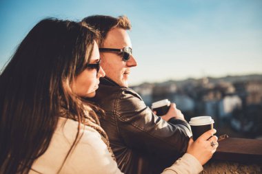 Çift konuşmak ve kahve içme