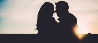 Sevgi çift silüeti