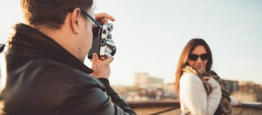 Kamerayla fotoğraf çeken adam. 