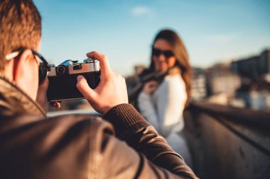 Kamerayla fotoğraf çeken adam. 