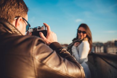 Kamerayla fotoğraf çeken adam. 