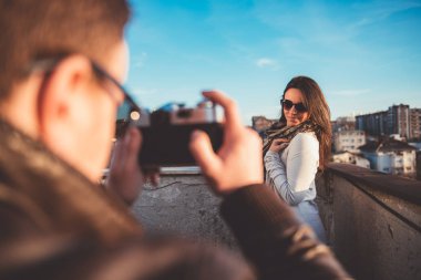 Kamerayla fotoğraf çeken adam. 