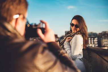 Kamerayla fotoğraf çeken adam. 